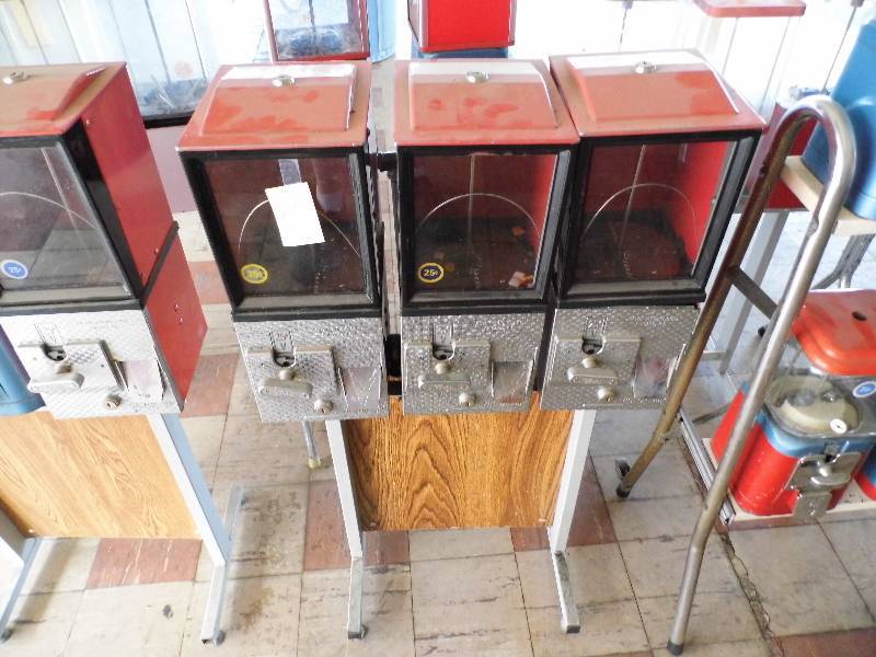 lot 52 image: Triple Candy Machine