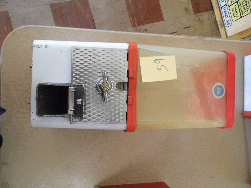 lot 65 image: Single Candy Machine