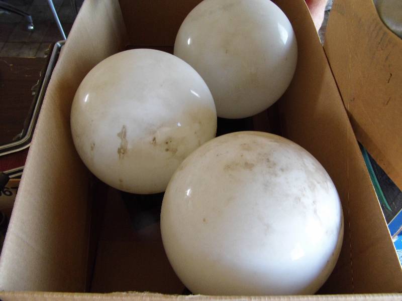 lot 82 image: 4 Globe Lights