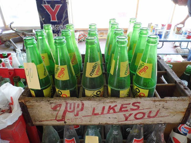 lot 90 image: 7 Up Crate w Mello Yellow Bottles