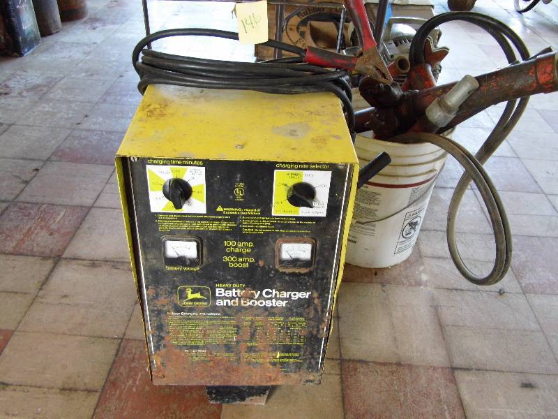 lot 146 image: John Deeere Battery Charger