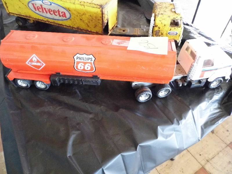 lot 156 image: Phillips 66 Truck