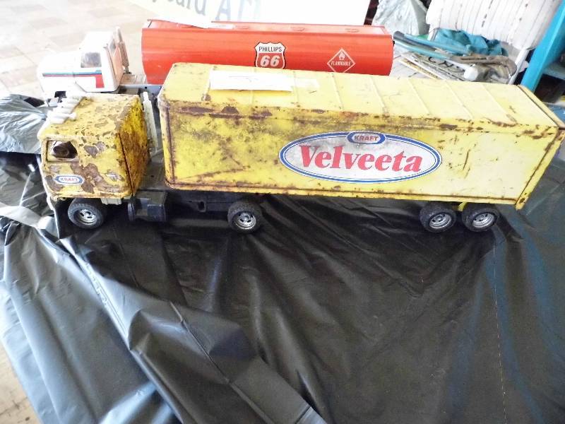 lot 157 image: Kraft Semi Truck