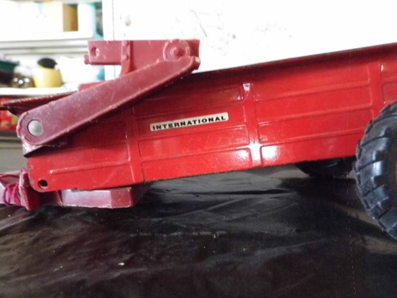 lot 209 image: Ertl International Spreader