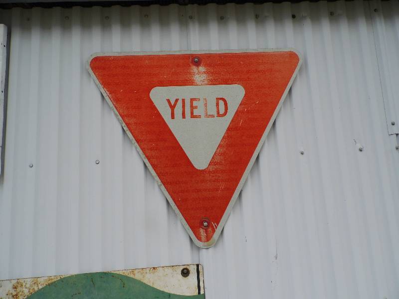 lot 305 image: Yield Sign