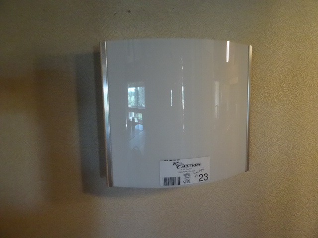 lot 23 image: 8 Wall Mounted Lights 13 X 11