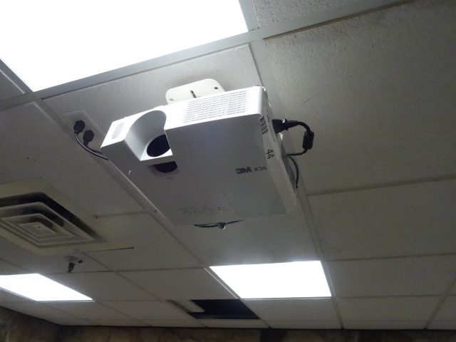 lot 44 image: 3M X 36 Projector Comes With Remote