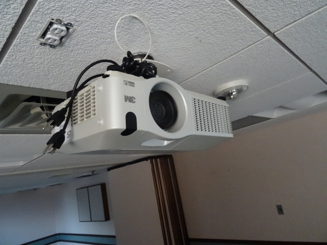 lot 57 image: 3M X 90 Projector No Remote