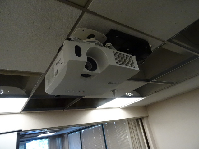 lot 71 image: 3M  W X 36 projector Includes