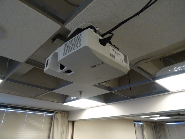 lot 72 image: 3M  W X 36 projector Includes Remote