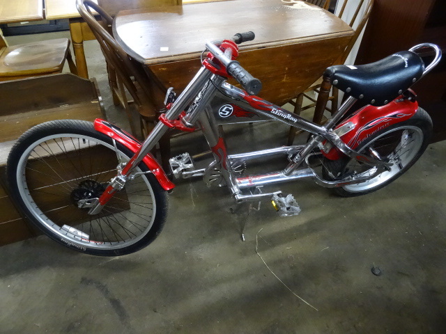 lot 2 image: Schwinn Stingray