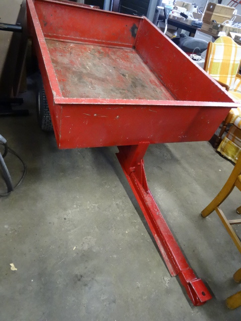 lot 14 image: Large Lawn and Garden Cart Dumps