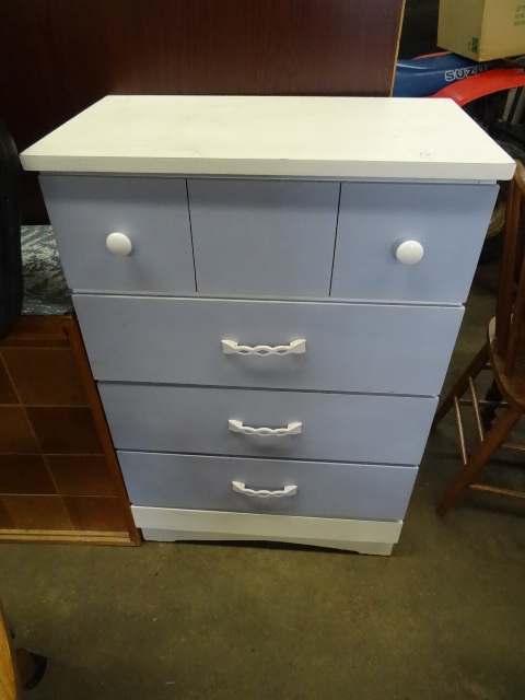 lot 17 image: Wood 4 Drawer Dresser 26 X 15 X 40