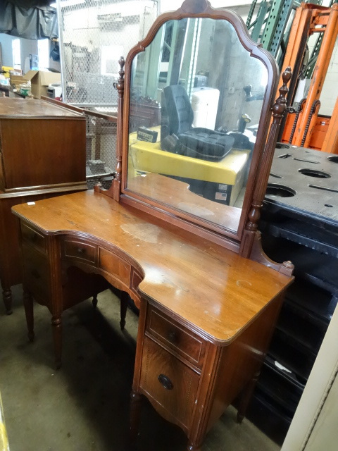 lot 24 image: Vintage Hardwood Womens Vanity.