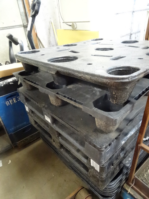 lot 27 image: 9 Plastic Pallets