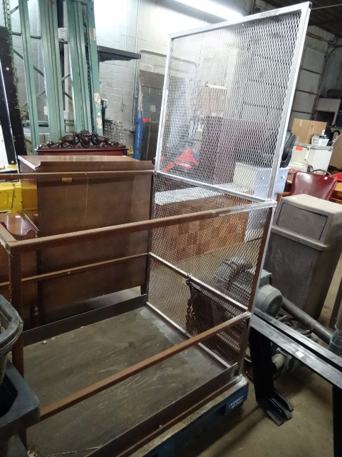lot 28 image: Fork Safety Cage 37 X 46