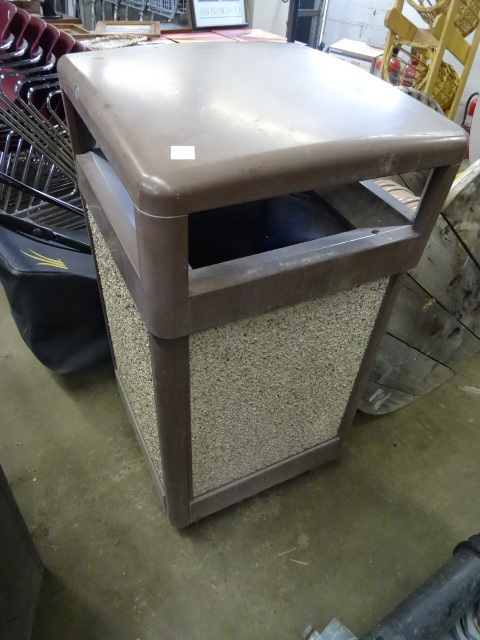 lot 30 image: Outdoor Garbage Can Hinged Top