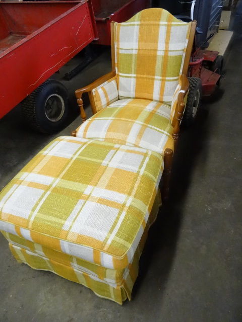 lot 38 image: Vintage Wood Framed Chair