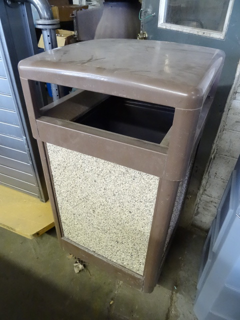 lot 42 image: Outdoor Garbage Can Hinged Top