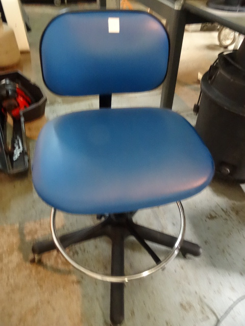 lot 51 image: Adjustable Height Stool On Wheels