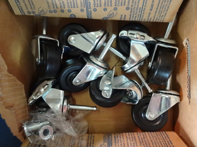 lot 71 image: 8 Castors 2