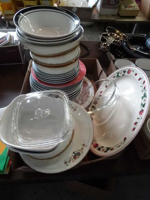 lot 84 image: Misc Dishware Some Collectible Plates