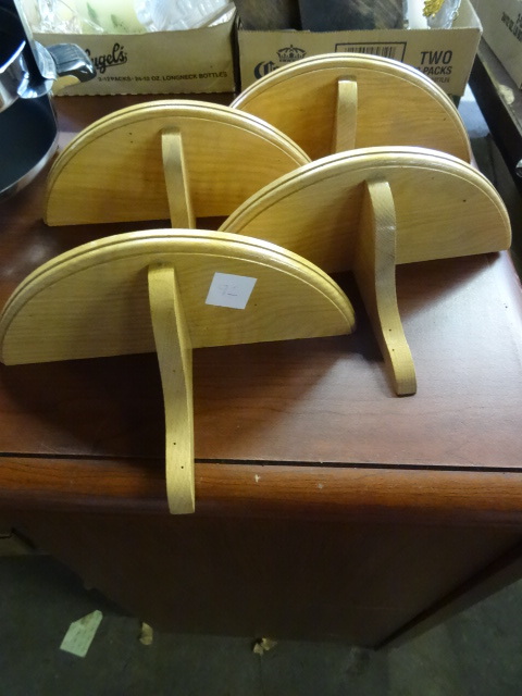 lot 92 image: 4 Wall Shelves