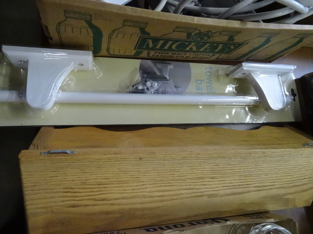 lot 101 image: 22 Towel Bar  20 Wood Shelf