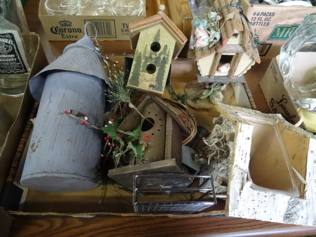 lot 113 image: Misc Bird House Dcor