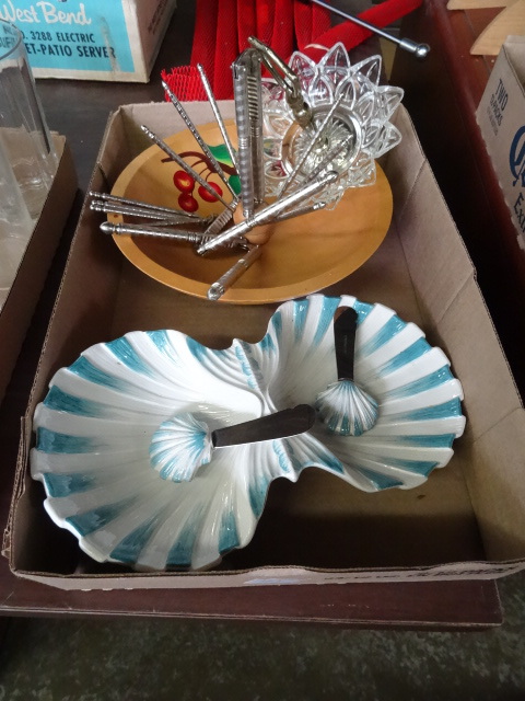 lot 121 image: Misc Serving Kitchen Items