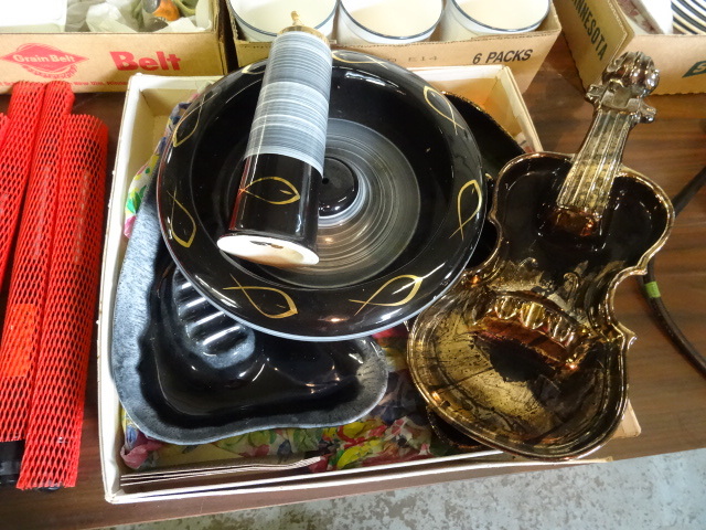 lot 129 image: Misc Collectible Ceramic Trays