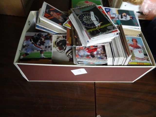 lot 131 image: Approx 1000 Sports Cards