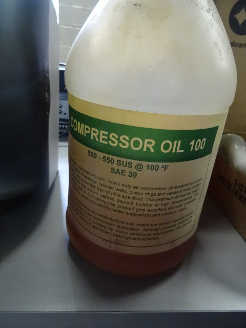 lot 175 image: 1.5 Gal. of SAE 30 Compressor Oil