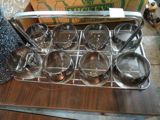 lot 204 image: 8 Drink Glasses in Metal Carrying Rack