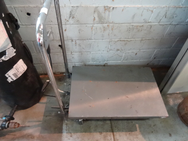 lot 218 image: Hydraulic Life Cart Works 18 X 28