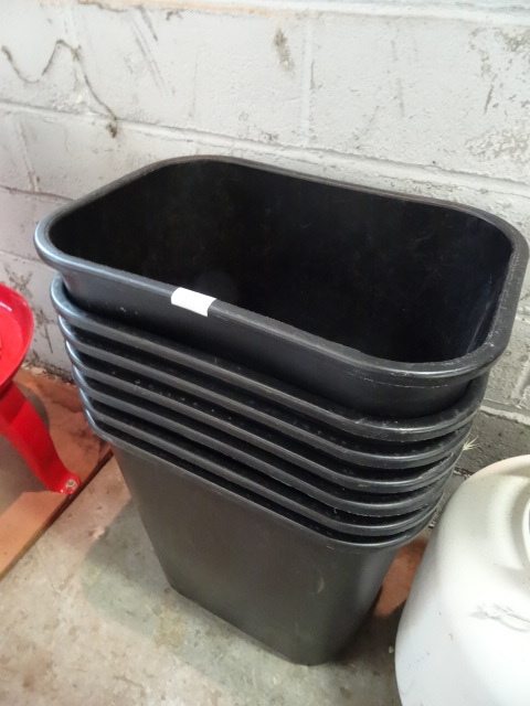 lot 226 image: 7 Plastic Office Garbage Cans