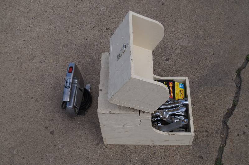 lot 32 image: Staplers, Staples & Jigsaw