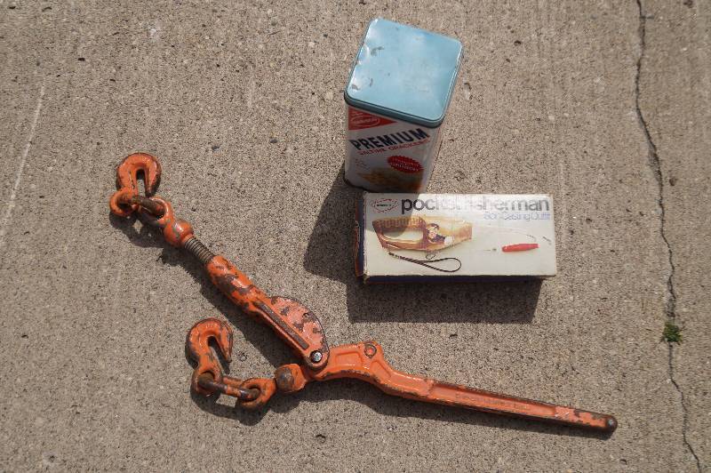 lot 37 image: Chain BinderPocket FishermanVintage Cracker Tin