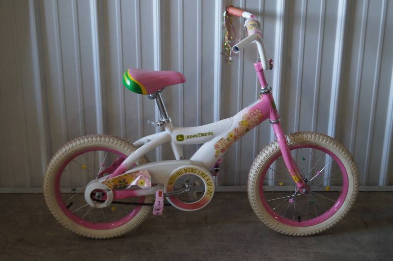 lot 3 image: Small girls John Deere bike