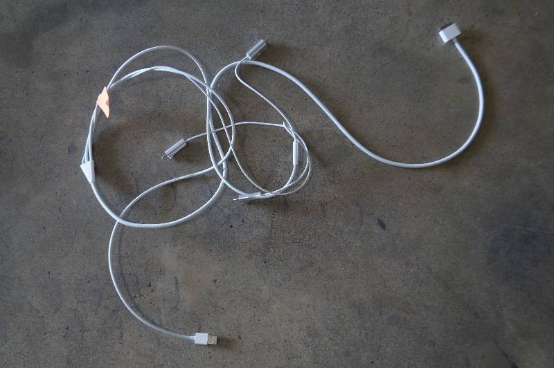 lot 11 image: Apple Composite AV Cable