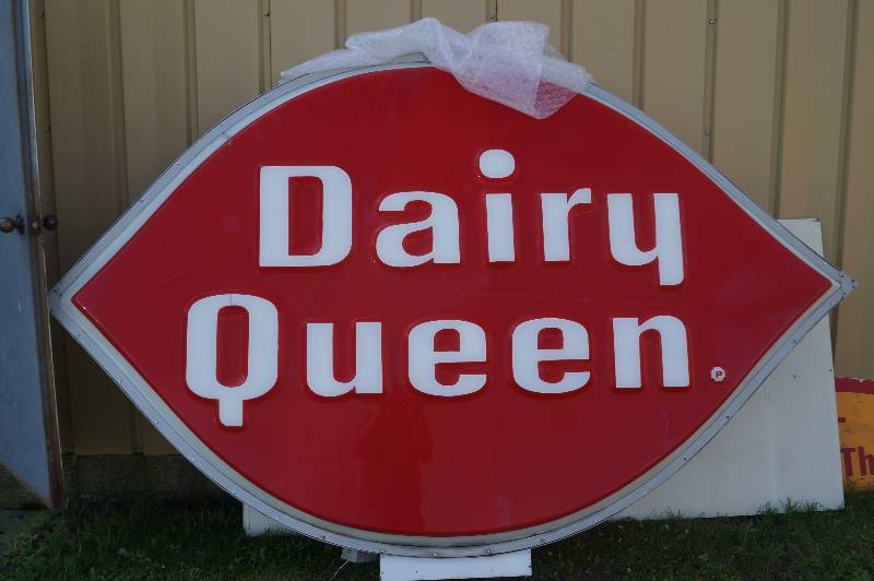 lot 21 image: Large Dairy Queen Sign