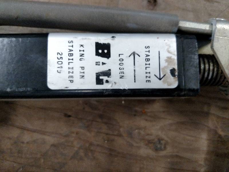 lot 35 image: BL RV 5th Wheel Stabilizer...
