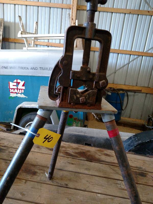 lot 40 image: Prentiss 2 Pipe Vise on Stand...