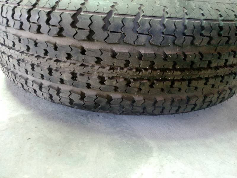 lot 14 image: Trailer Tire, ST22575R15 on 6 Bol...