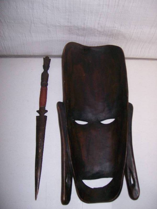 lot 4 image: Carved African Mask & Dagger