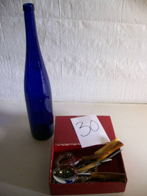 lot 30 image: Bakelite bartender set