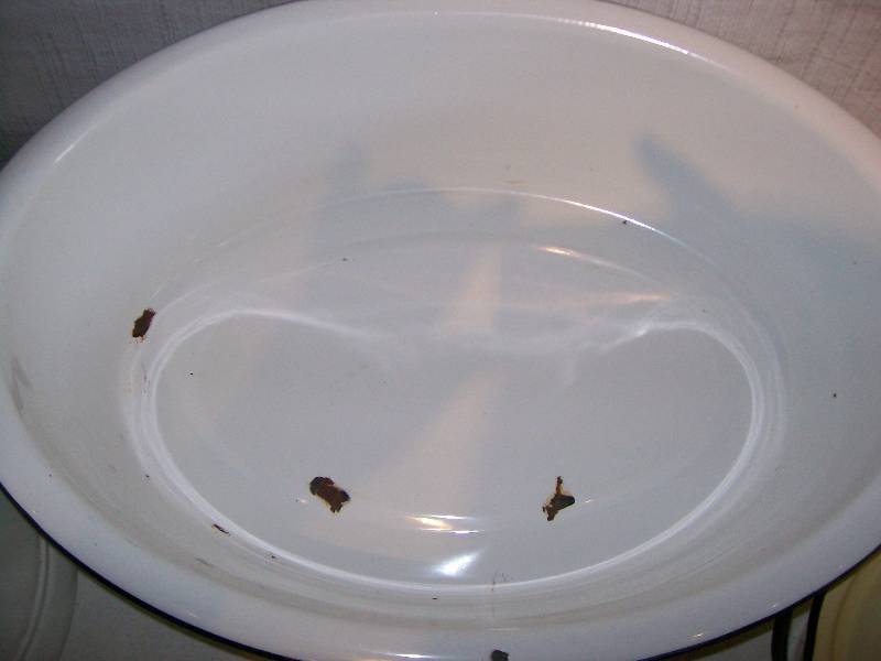 lot 69 image: Enamelware