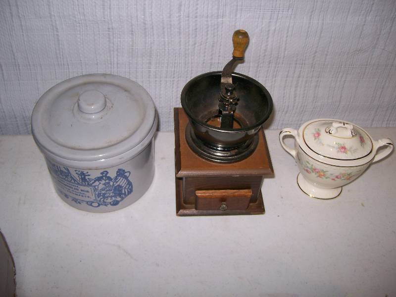 lot 79 image: Kitchen items