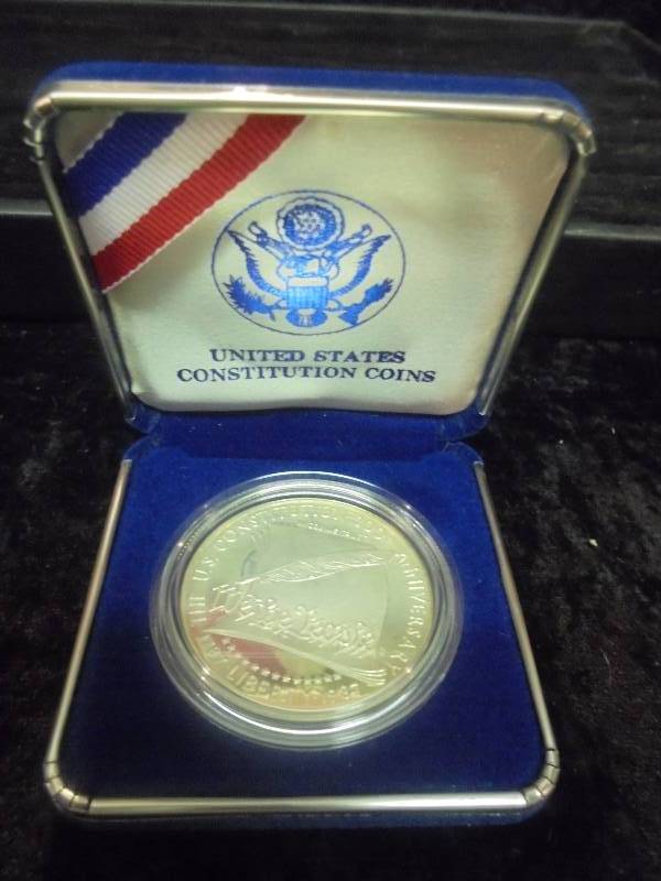 1987 Silver Dollar - US Constitution Coin in Velvet Display