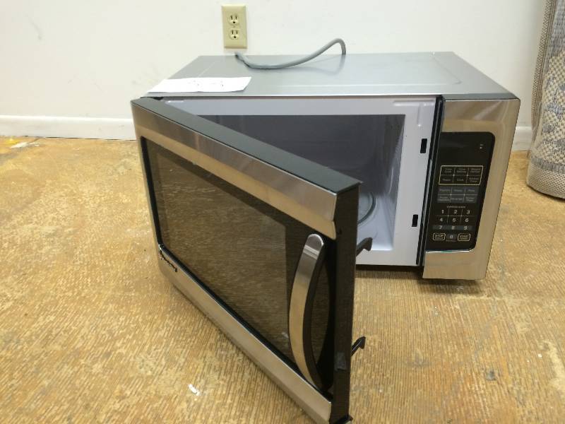 lot 33 image: Magic Chef 1.6 cu. ft. Countertop Microwave in Stainless Steel working conditions